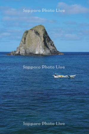 無縁島とウニ漁船