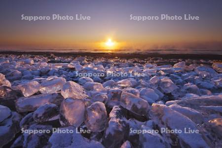 十勝川河口の氷と日の出
