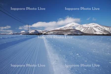 ニセコ連峰と冬の道