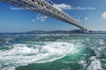 大鳴門橋と鳴門海峡の渦潮