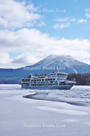 阿寒湖の砕氷帯観光遊覧船と雄阿寒岳