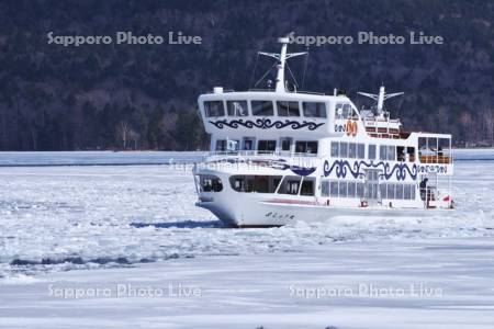 阿寒湖の砕氷帯観光遊覧船