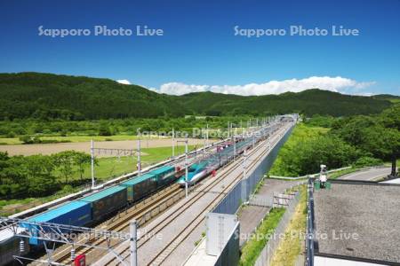 北海道新幹線と貨物列車
