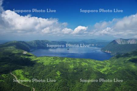 摩周湖と摩周岳(右）　空撮
