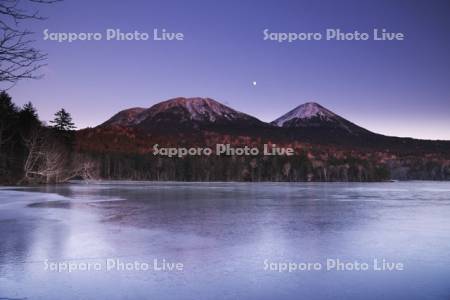 初冬のオンネトーと雌阿寒岳(左)と阿寒富士（右)の夕景
