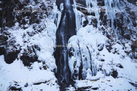 白銀の滝の冬