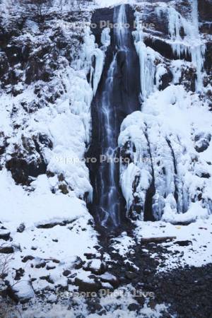 白銀の滝の冬