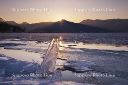 屈斜路湖の日没と氷とフロストフラワー