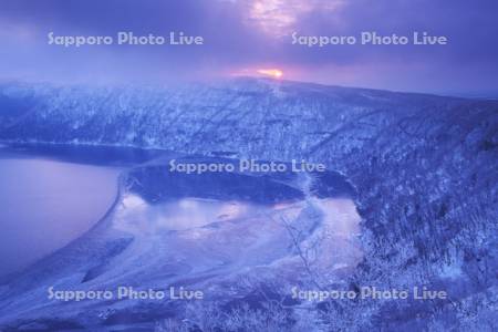 摩周湖の日の出と樹氷