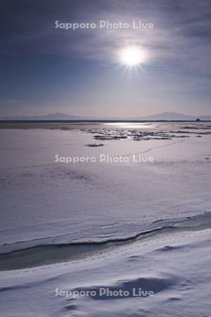オホーツク海と流氷と太陽