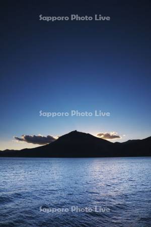 支笏湖の夕景と恵庭岳