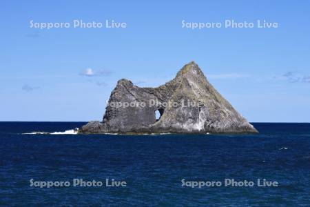 窓岩と日本海