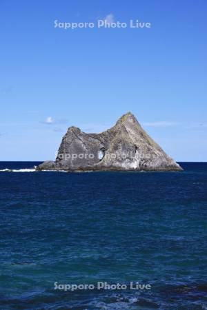 窓岩と日本海