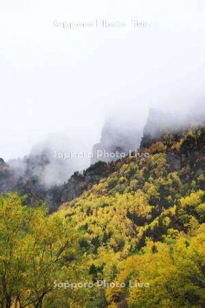層雲峡の紅葉と霧