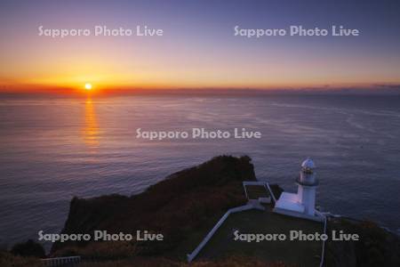 地球岬の日の出とチキウ岬灯台