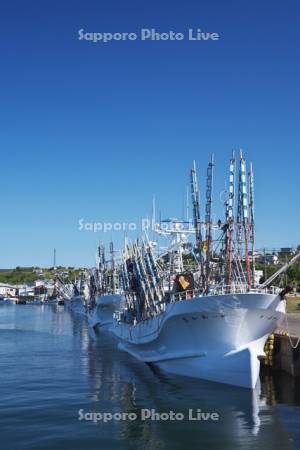 花咲港とサンマ漁船