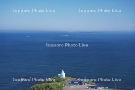 納沙布岬灯台と北方領土(水平線)