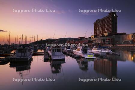 小樽港マリーナの朝とウイングベイ小樽