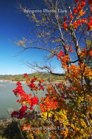 シューパロ湖(ダム)の紅葉と夕張山地