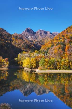 さっぽろ湖の紅葉と定山渓天狗岳