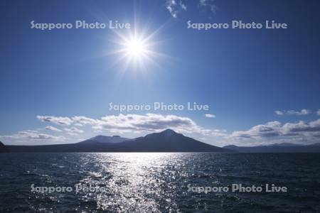 支笏湖と樽前山(左)と風不死岳(右)