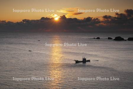 霧多布岬の日の出と漁船