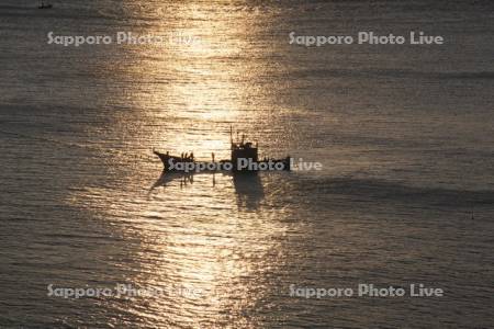 霧多布岬の朝と漁船
