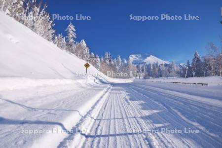 旭岳温泉の道と旭岳(大雪山)の冬