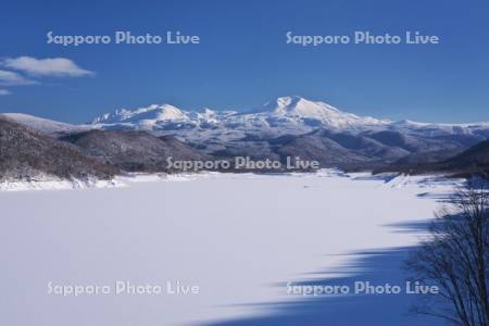 忠別湖と旭岳(大雪山)の冬