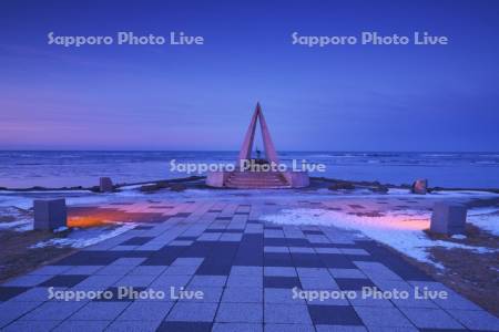 日本最北端の地の碑の夕景