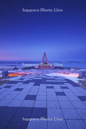 日本最北端の地の碑の夕景