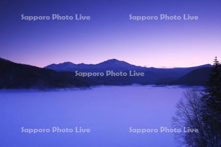忠別湖の朝と旭岳(大雪山)