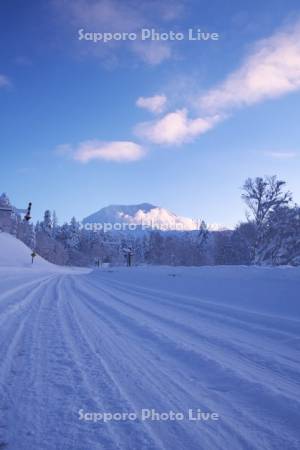 冬の道と旭岳(大雪山)