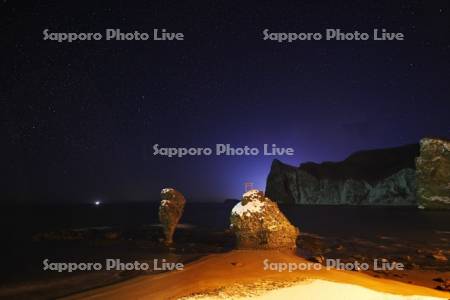 夫婦岩の夜景と星