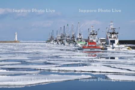 尾岱沼漁港の流氷とホタテ漁船