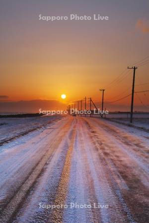 野付半島の冬の道と日の出