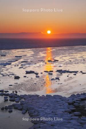 能取岬の流氷と日の出