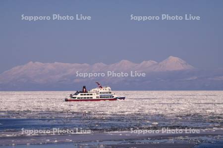 流氷砕氷船おーろらのサンセットクルーズと知床連山と流氷
