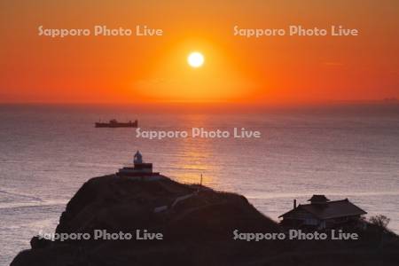 高島岬と日和山灯台と鰊御殿の日の出