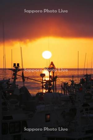 羅臼港の日の出と漁船