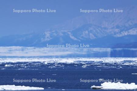 オホーツク海の幻氷と流氷と知床連山