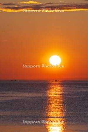 オホーツク海の日の出と漁船