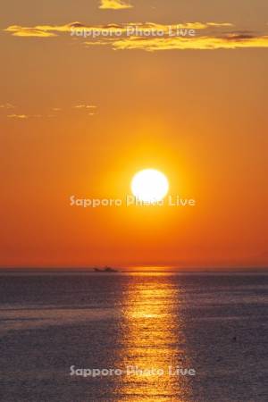 オホーツク海の日の出と漁船