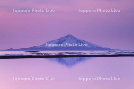 利尻島と日本海の夕景