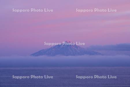 利尻島の朝と日本海と海霧
