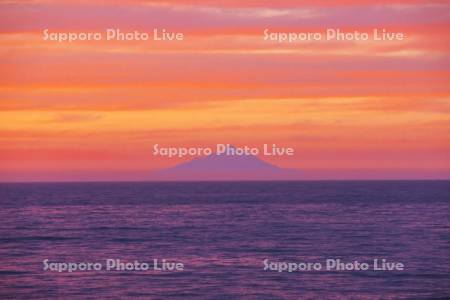 日本海と利尻島の夕景