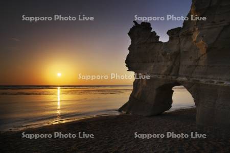 くぐり岩と日本海の日没
