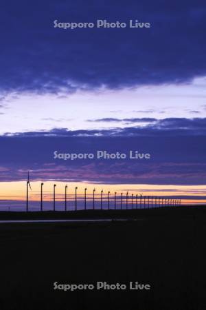 天塩川と風力発電の夕景