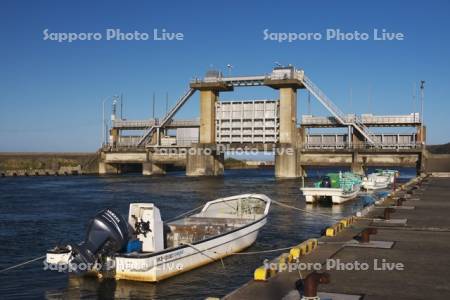 琵琶瀬漁港と水門と漁船