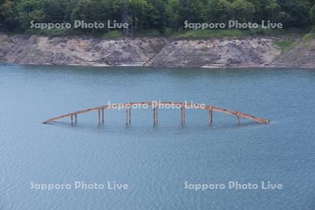 シューパロ湖の水位が下がって出現した旧白銀橋